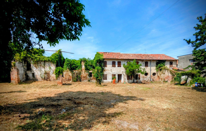 In posizione unica e suggestiva, immerso nel verde dei Colli Euganei, proponiamo in vendita un af...