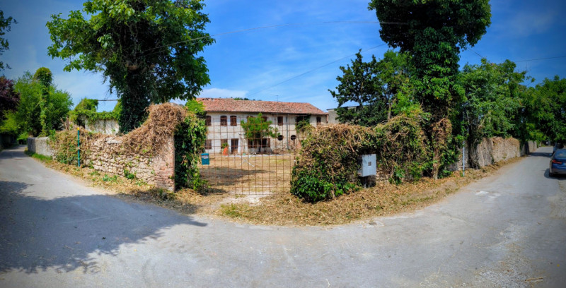 In posizione unica e suggestiva, immerso nel verde dei Colli Euganei, proponiamo in vendita un af...