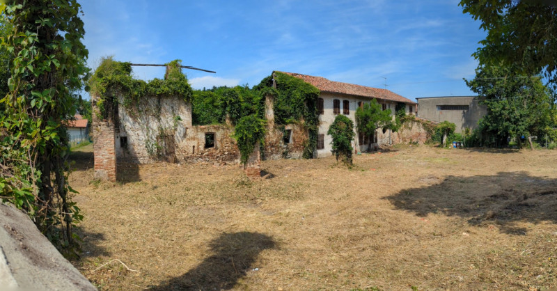 In posizione unica e suggestiva, immerso nel verde dei Colli Euganei, proponiamo in vendita un af...