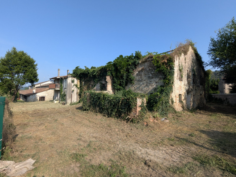 In posizione unica e suggestiva, immerso nel verde dei Colli Euganei, proponiamo in vendita un af...