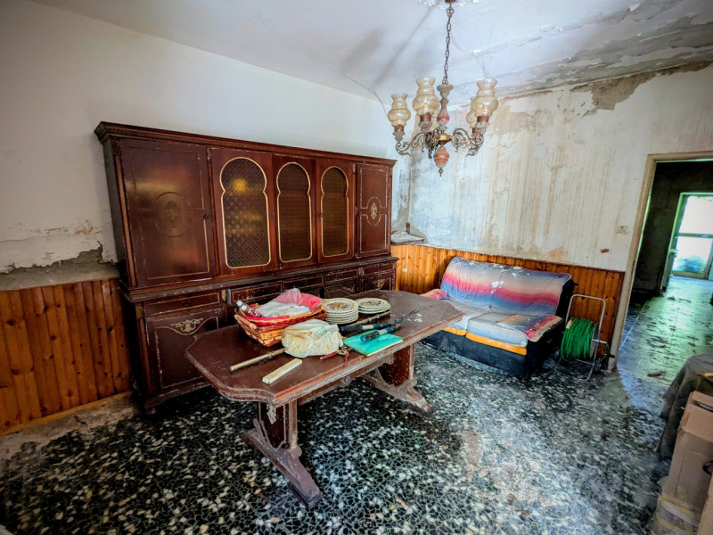 In posizione unica e suggestiva, immerso nel verde dei Colli Euganei, proponiamo in vendita un af...