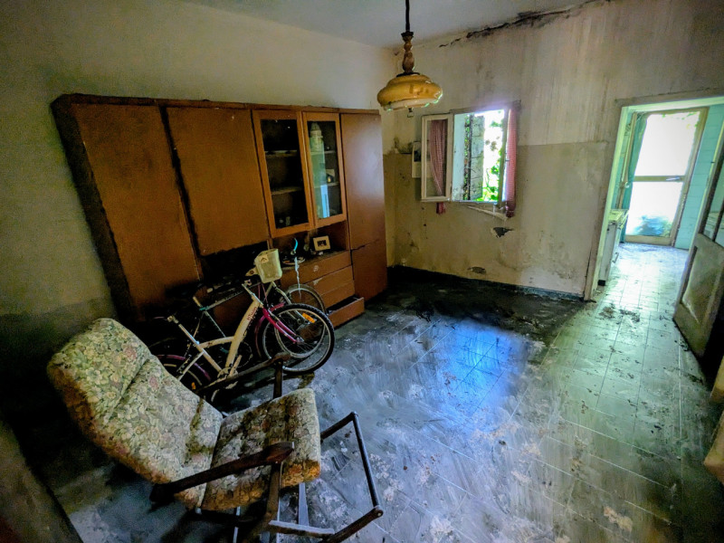 In posizione unica e suggestiva, immerso nel verde dei Colli Euganei, proponiamo in vendita un af...