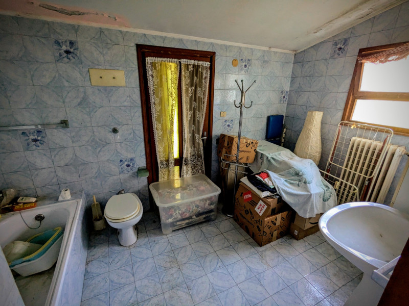 In posizione unica e suggestiva, immerso nel verde dei Colli Euganei, proponiamo in vendita un af...