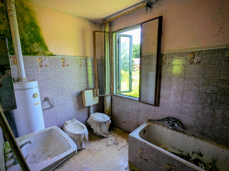 In posizione unica e suggestiva, immerso nel verde dei Colli Euganei, proponiamo in vendita un af...