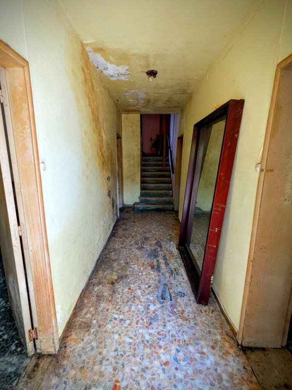 In posizione unica e suggestiva, immerso nel verde dei Colli Euganei, proponiamo in vendita un af...