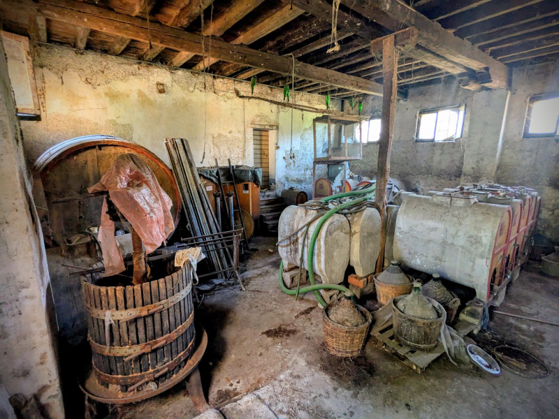 In posizione unica e suggestiva, immerso nel verde dei Colli Euganei, proponiamo in vendita un af...