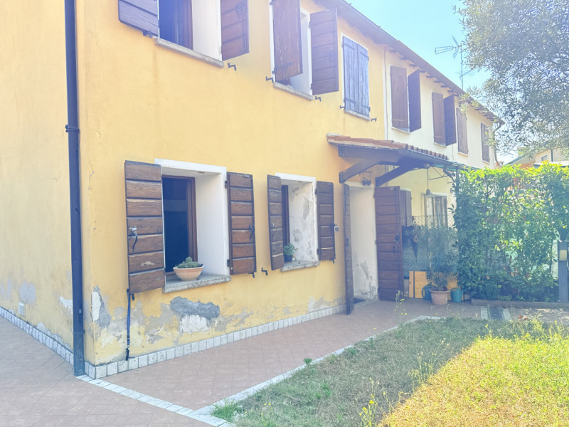 Immerso nella quiete e nella bellezza naturalistica di Torreglia, in via della Commenda, proponia...