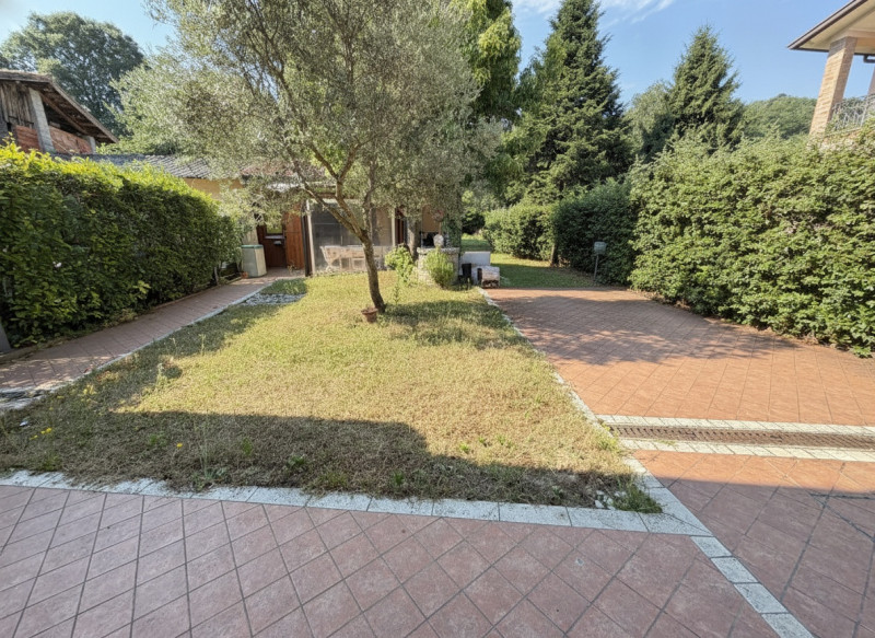 Immerso nella quiete e nella bellezza naturalistica di Torreglia, in via della Commenda, proponia...
