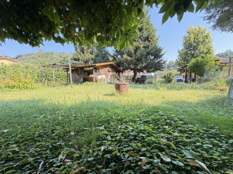 Immerso nella quiete e nella bellezza naturalistica di Torreglia, in via della Commenda, proponia...