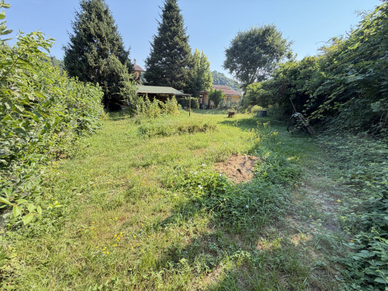 Immerso nella quiete e nella bellezza naturalistica di Torreglia, in via della Commenda, proponia...