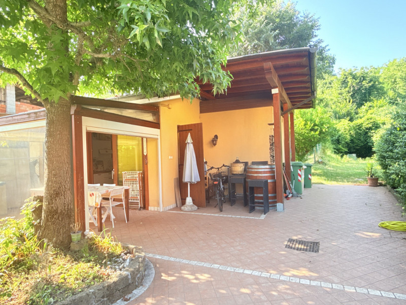 Immerso nella quiete e nella bellezza naturalistica di Torreglia, in via della Commenda, proponia...