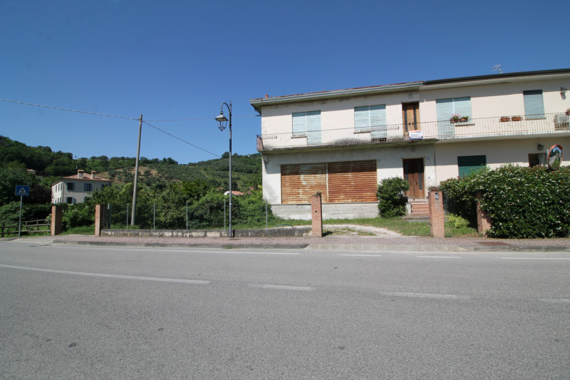 GALZIGNANO TERME: Proponiamo questo rustico completamente da ristrutturare situato nei colli, con...