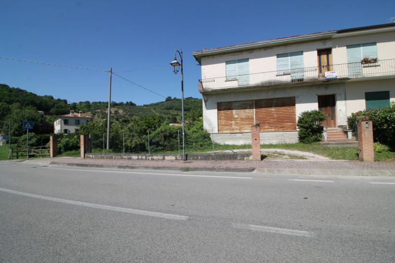 GALZIGNANO TERME: Proponiamo questo rustico completamente da ristrutturare situato nei colli, con...