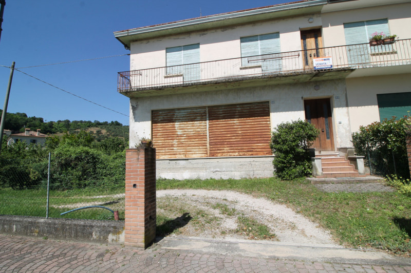 GALZIGNANO TERME: Proponiamo questo rustico completamente da ristrutturare situato nei colli, con...