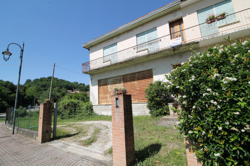 GALZIGNANO TERME: Proponiamo questo rustico completamente da ristrutturare situato nei colli, con...