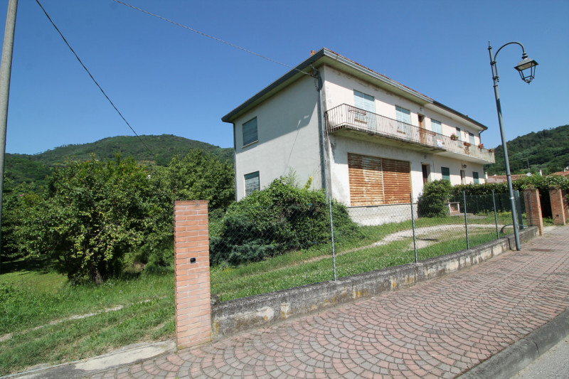 GALZIGNANO TERME: Proponiamo questo rustico completamente da ristrutturare situato nei colli, con...