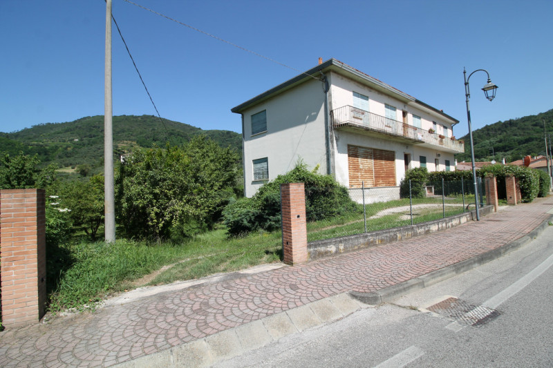 GALZIGNANO TERME: Proponiamo questo rustico completamente da ristrutturare situato nei colli, con...