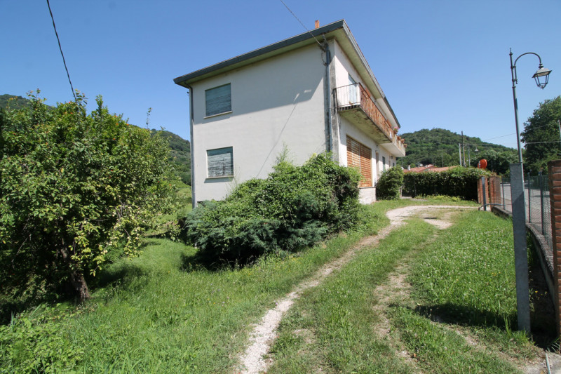 GALZIGNANO TERME: Proponiamo questo rustico completamente da ristrutturare situato nei colli, con...