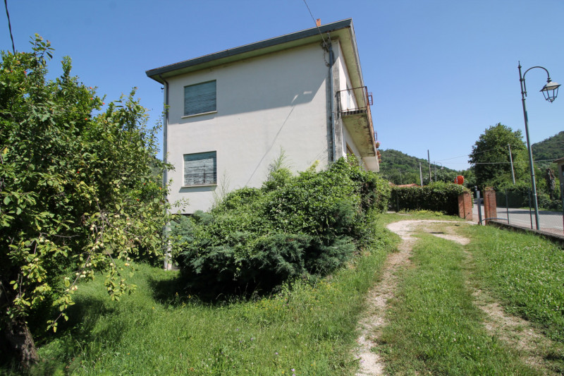 GALZIGNANO TERME: Proponiamo questo rustico completamente da ristrutturare situato nei colli, con...