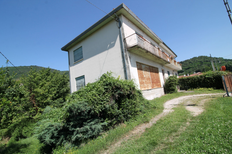 GALZIGNANO TERME: Proponiamo questo rustico completamente da ristrutturare situato nei colli, con...