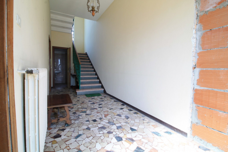 GALZIGNANO TERME: Proponiamo questo rustico completamente da ristrutturare situato nei colli, con...