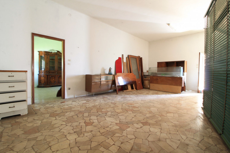 GALZIGNANO TERME: Proponiamo questo rustico completamente da ristrutturare situato nei colli, con...