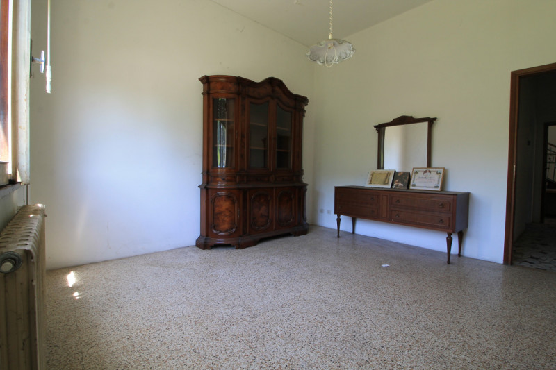 GALZIGNANO TERME: Proponiamo questo rustico completamente da ristrutturare situato nei colli, con...