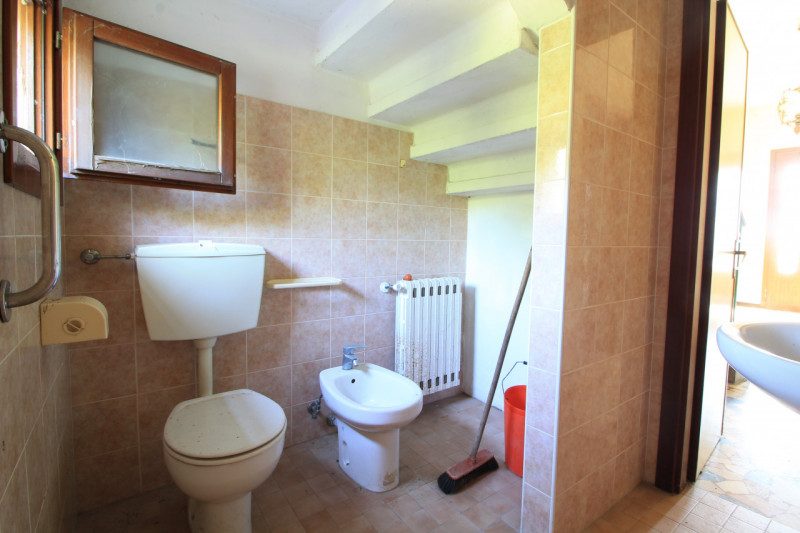 GALZIGNANO TERME: Proponiamo questo rustico completamente da ristrutturare situato nei colli, con...