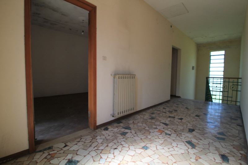 GALZIGNANO TERME: Proponiamo questo rustico completamente da ristrutturare situato nei colli, con...