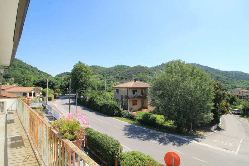 GALZIGNANO TERME: Proponiamo questo rustico completamente da ristrutturare situato nei colli, con...