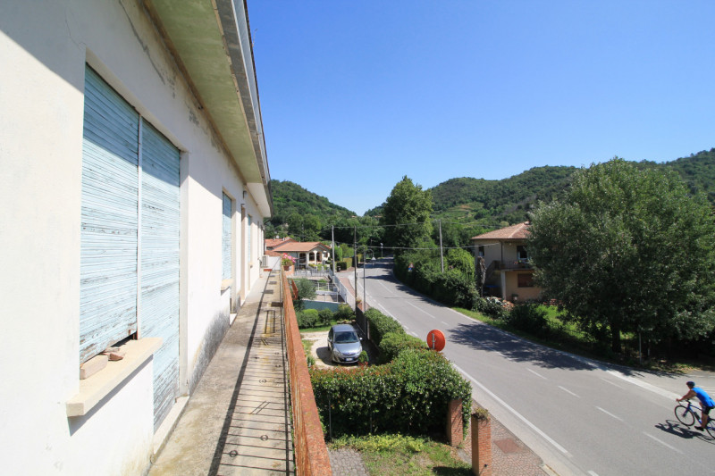 GALZIGNANO TERME: Proponiamo questo rustico completamente da ristrutturare situato nei colli, con...