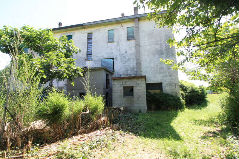 GALZIGNANO TERME: Proponiamo questo rustico completamente da ristrutturare situato nei colli, con...