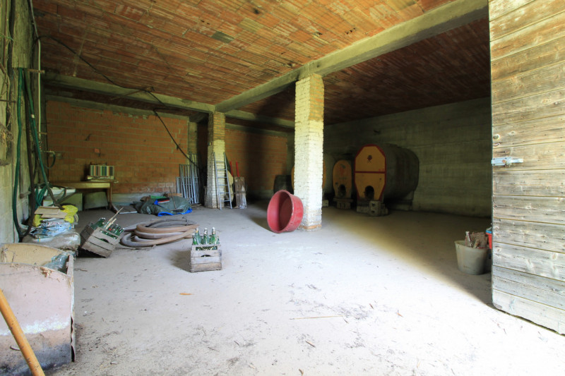 GALZIGNANO TERME: Proponiamo questo rustico completamente da ristrutturare situato nei colli, con...