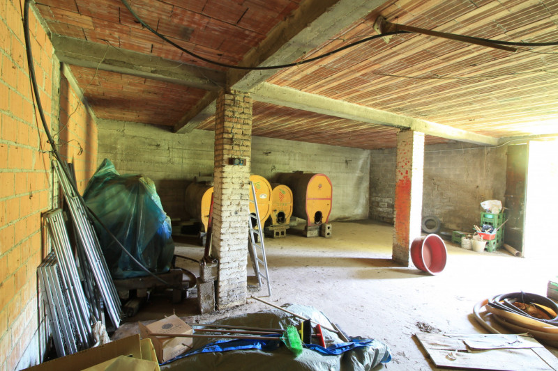 GALZIGNANO TERME: Proponiamo questo rustico completamente da ristrutturare situato nei colli, con...