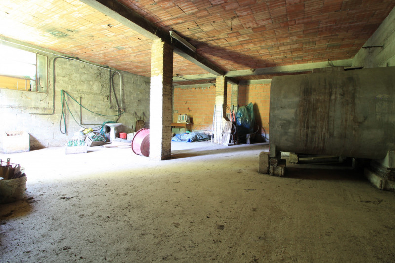 GALZIGNANO TERME: Proponiamo questo rustico completamente da ristrutturare situato nei colli, con...