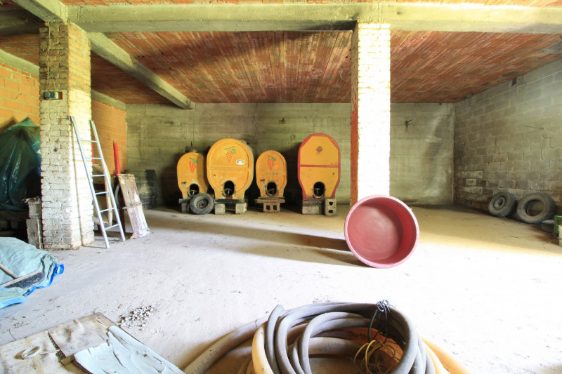 GALZIGNANO TERME: Proponiamo questo rustico completamente da ristrutturare situato nei colli, con...