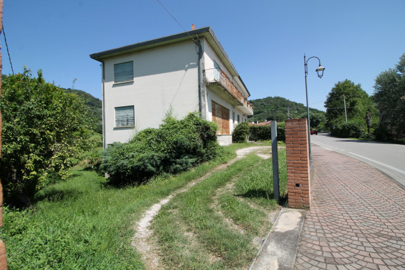 GALZIGNANO TERME: Proponiamo questo rustico completamente da ristrutturare situato nei colli, con...