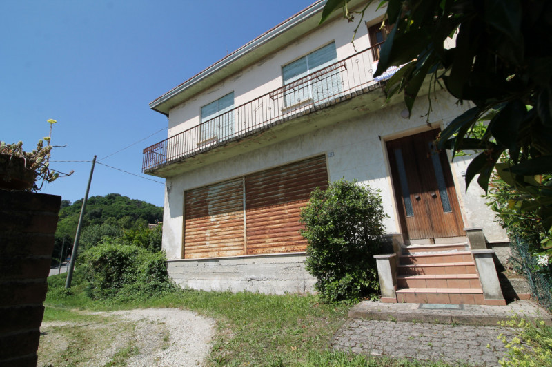 GALZIGNANO TERME: Proponiamo questo rustico completamente da ristrutturare situato nei colli, con...