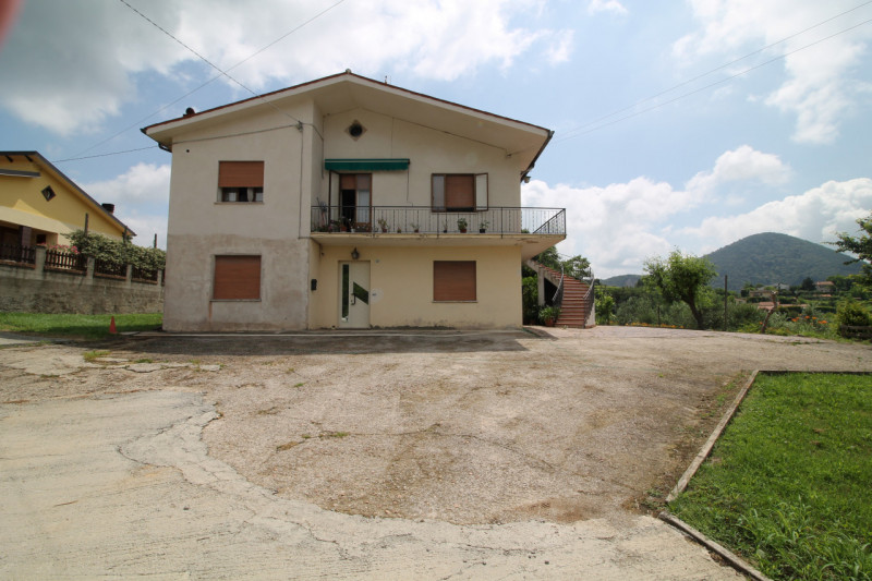 Questa abitazione si trova al piano terra di un edificio situato a Cinto Euganeo, un pittoresco c...