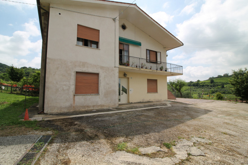 Questa abitazione si trova al piano terra di un edificio situato a Cinto Euganeo, un pittoresco c...