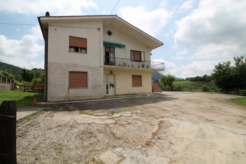 Questa abitazione si trova al piano terra di un edificio situato a Cinto Euganeo, un pittoresco c...