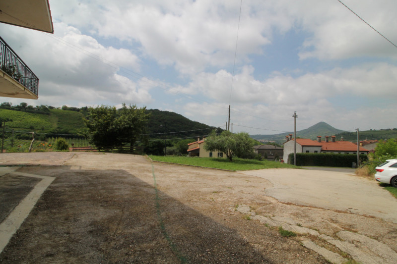 Questa abitazione si trova al piano terra di un edificio situato a Cinto Euganeo, un pittoresco c...