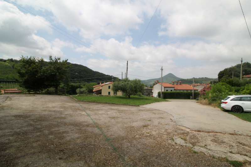 Questa abitazione si trova al piano terra di un edificio situato a Cinto Euganeo, un pittoresco c...
