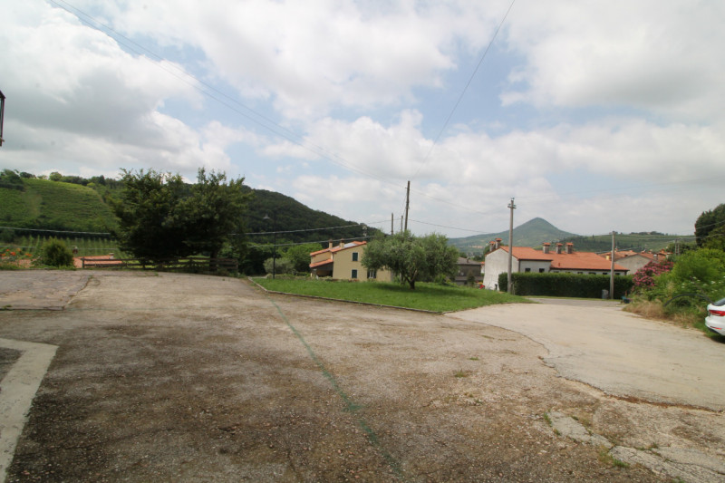 Questa abitazione si trova al piano terra di un edificio situato a Cinto Euganeo, un pittoresco c...
