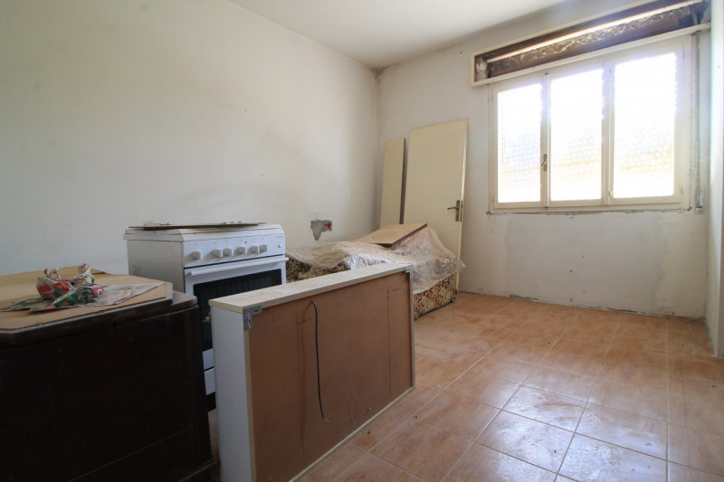 Questa abitazione si trova al piano terra di un edificio situato a Cinto Euganeo, un pittoresco c...