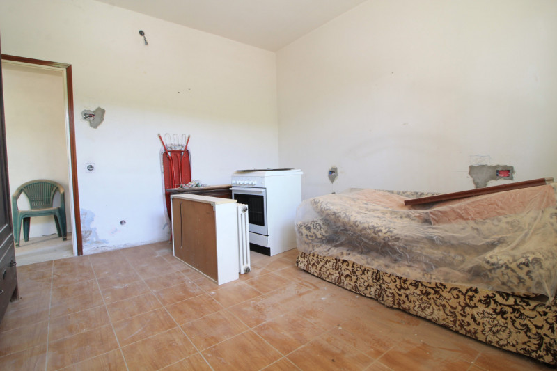 Questa abitazione si trova al piano terra di un edificio situato a Cinto Euganeo, un pittoresco c...