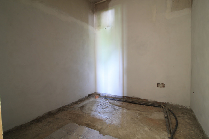 Questa abitazione si trova al piano terra di un edificio situato a Cinto Euganeo, un pittoresco c...