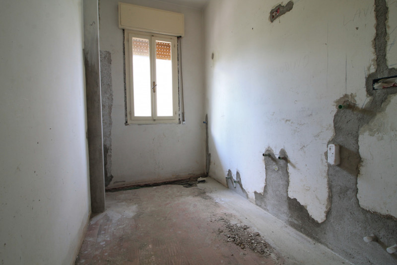 Questa abitazione si trova al piano terra di un edificio situato a Cinto Euganeo, un pittoresco c...