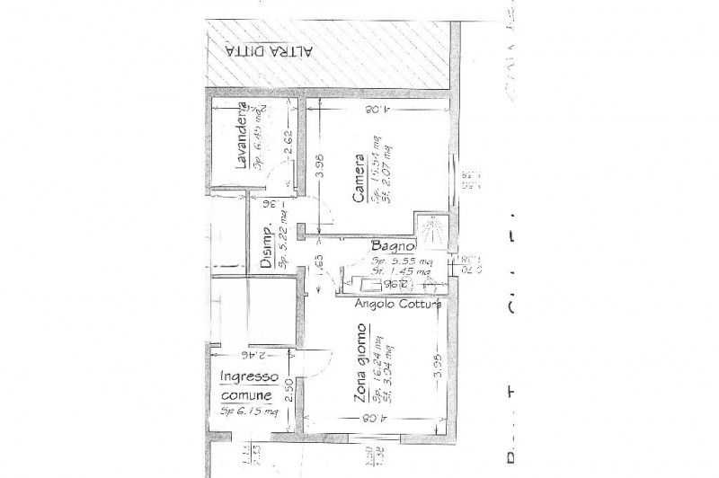 Questa abitazione si trova al piano terra di un edificio situato a Cinto Euganeo, un pittoresco c...