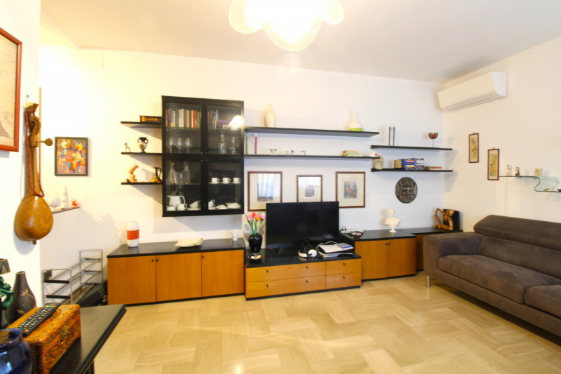 SANT'AGOSTINO: situato nel cuore del quartiere in zona residenziale e a pochi passi da tutti i pr...